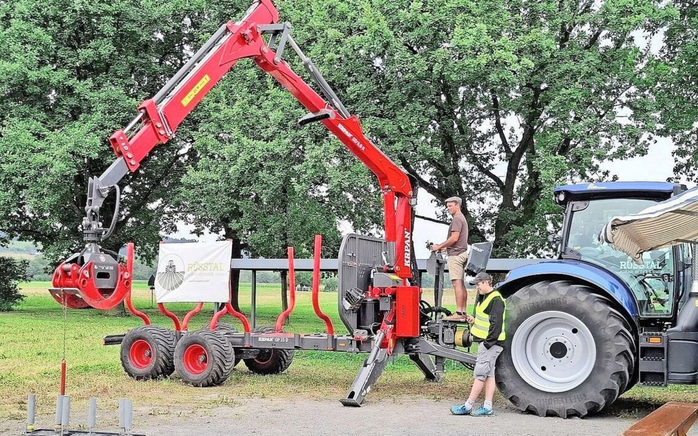 Präzision war gefragt: Ein Teilnehmer zeigt sein Können auf dem Forstkran.