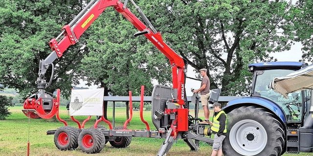 Präzision war gefragt: Ein Teilnehmer zeigt sein Können auf dem Forstkran.