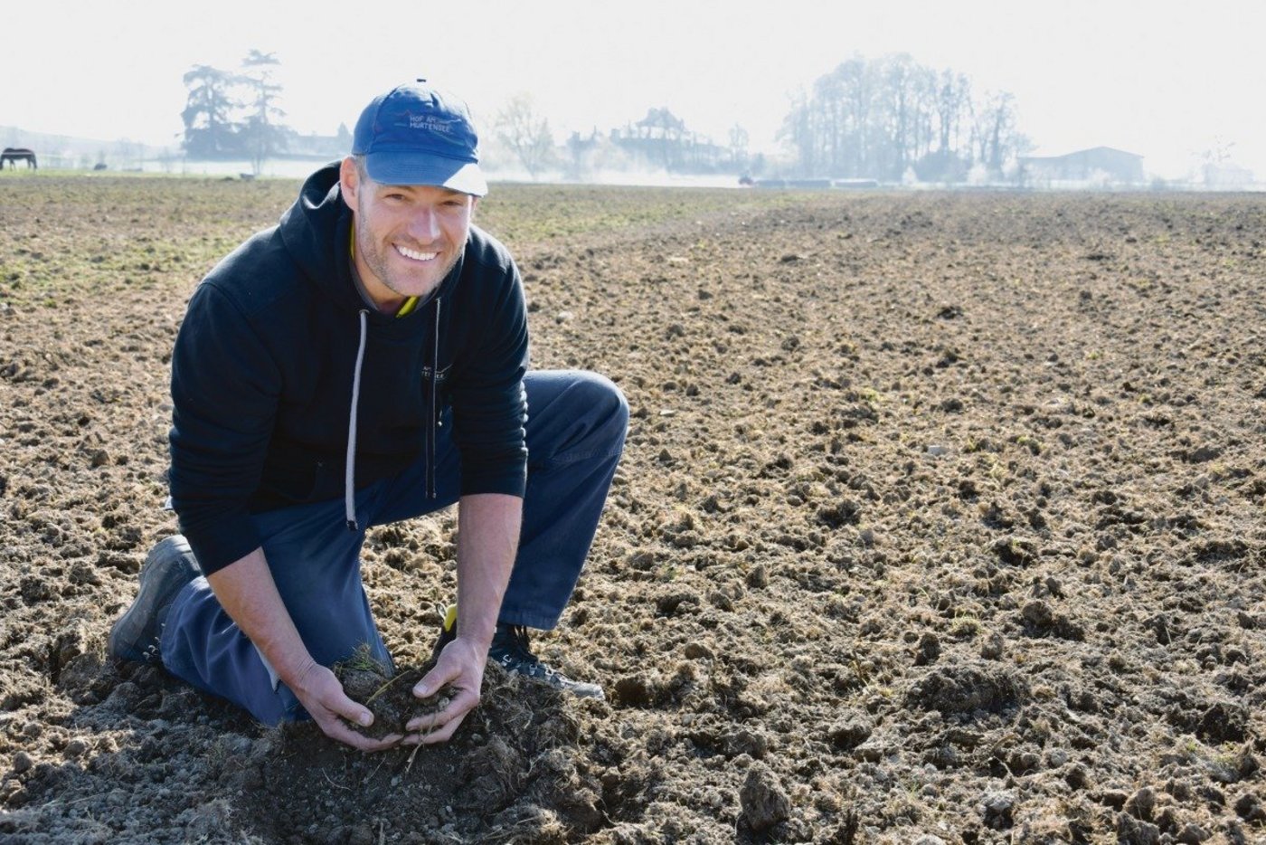 Auf Stefan Krähenbühls Acker dürfen nur bodenschonende Maschinen dem Gras zu Leibe rücken. Seit 10 Jahren setzt er den Grubber, seit 8 Jahren die Fräse ein. Auf den Pflug verzichtet er möglichst. (Bild Katrin Erfurt)