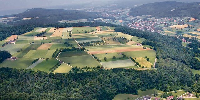 Das Mittelland zeigt von oben ein Mosaik mit Ackerbau und Weideland. Wie bewirtschaftet wird, hängt von einer ganzen Reihe von Faktoren ab. 