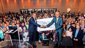 Jeweils ein Grossanlass. Guido Fluri, Intiant der Wiedergutmachungsinitiative, und Bundesrat Beat Jans am letztjährigen Sommerfest des Erzählbistros. Auch dieses Jahr kamen rund 700 Personen.