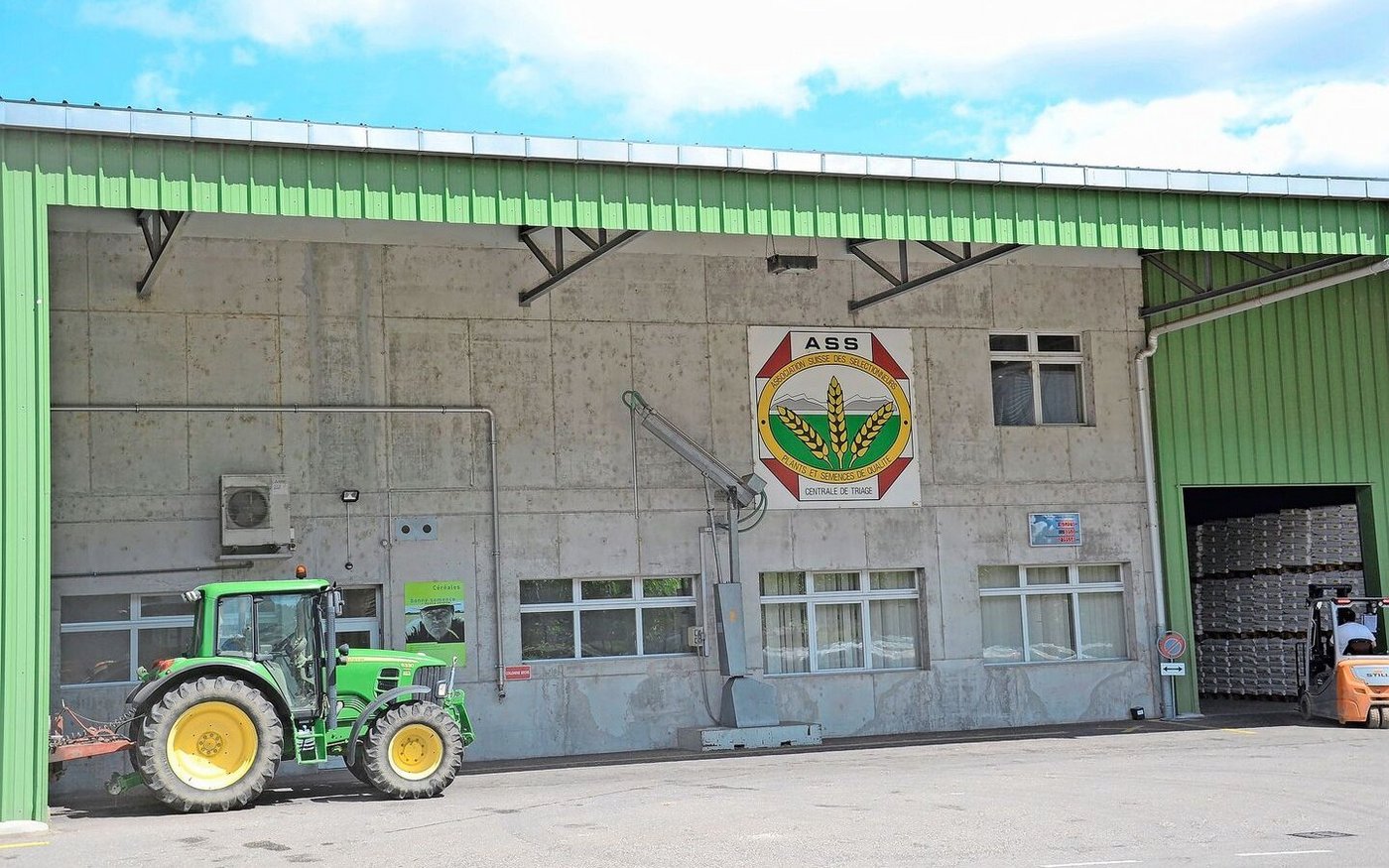 Zur Erntezeit ist viel Betrieb in der Zentrale der ASS. Hinter dem Fenster in der Bildmitte befindet sich das Labor, in dem Lieferungen gleich geprüft werden.