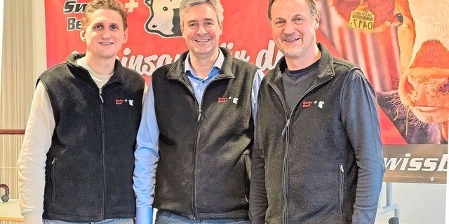 Der Präsident der Swiss Beef Mittelland, Christian Glur (mitte) musste sich vom langjährigen Vorstandsmitglied Alex Wyss (rechts) verabschieden. Für ihn wurde Roman Werder in den Vorstand gewählt.