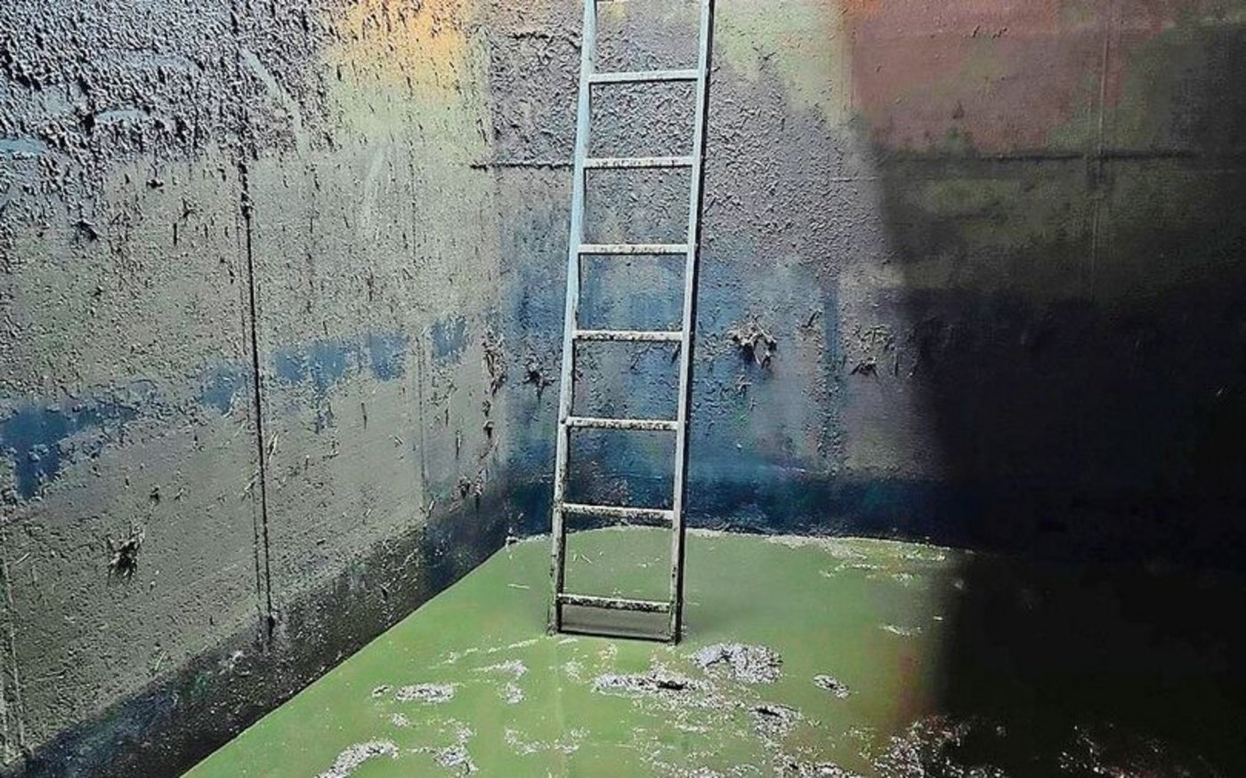 Ein seltener Anblick: Im Güllekasten liegt Material, das für eine Kontrolle raus muss. Bleibt es drin, geht zudem wertvoller Platz verloren.