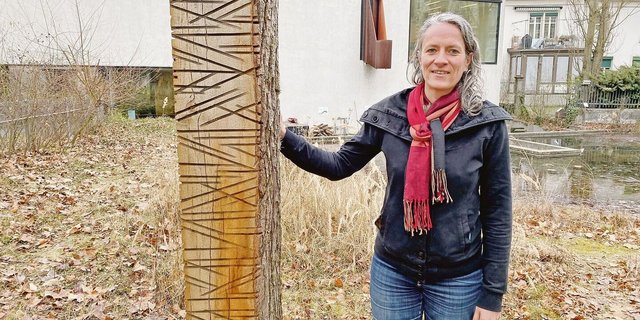 Johanna Häckermann im kleinen Garten des Naturamas. Neben ihr steht eine künstlerische Totholzstruktur. «Sie soll Totholzinsekten Lebensraum bieten», erklärt sie.