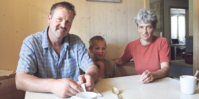 Am Frühstückstisch auf dem Schwand erzählen Erika und Hans Gerber, welche Spuren das Unwetter im Juli vergangenen Jahres hinterlassen hat. Sohn Hansueli hört aufmerksam zu. (Bilder Simone Barth)