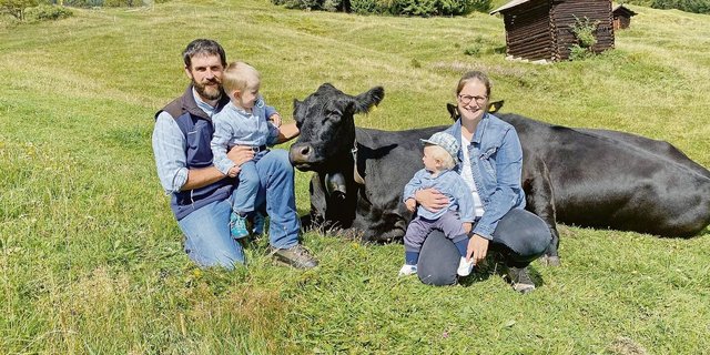 Hans-Andrea Patt und Maja Plump mit ihren Söhnen. Die Familie bewirtschaftet einen Berglandwirtschaftsbetrieb und setzt auf Angus-Mutterkühe, Legehennen und Freilandschweine. 