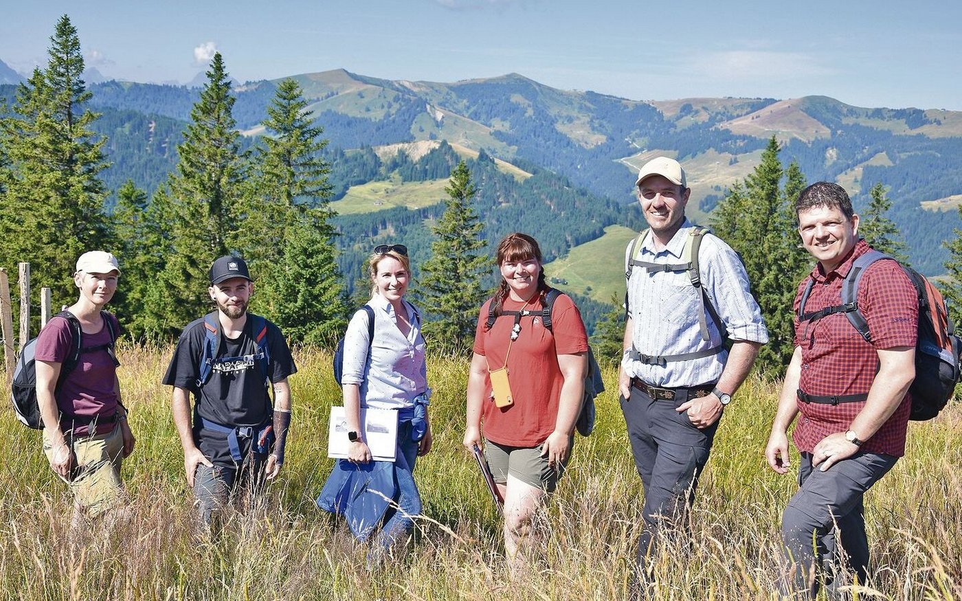 Sie begutachteten die Alpen in der Kommission I: David Stöckli, Amt für Landwirtschaft; Christoph Overney, Kommissionspräsident; Astrid Herren; Céline Magnine; der Förster Michael Ackermann und Nadine Degen (v. r. n. l.).