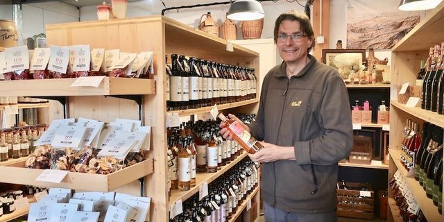 Bruno Muff im Hofladen. Hier verkauft er seinen Essig, Edelbrände und andere Obst-Produkte. (Bilder Esther Thalmann)