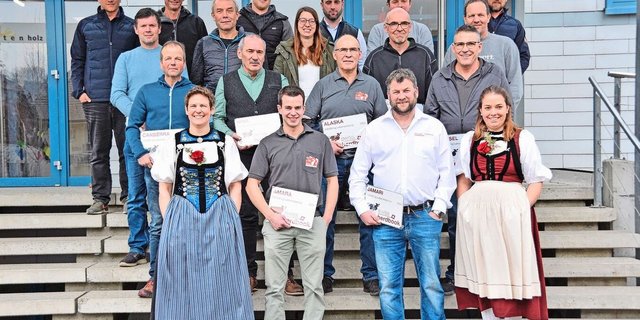 Nicolas Berger (hinten links) und Ronny Schweizer (hinten rechts) von Swissherdbook mit dem Präsidenten von Swissherdbook Solothurn, Daniel Schluep (hinten 3. v. r.), mit den Ehrendamen und den geehrten Züchter(innen) der 100 000er-Kühe.  