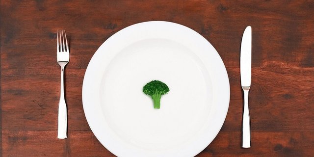 Eine Zeit lang bewusst weniger Nahrung zu sich zu nehmen, ist für viele nicht  einfach, denn Essen hat viel auch mit der Psyche zu tun. Manchmal hilft ein sanfter Einstieg. 