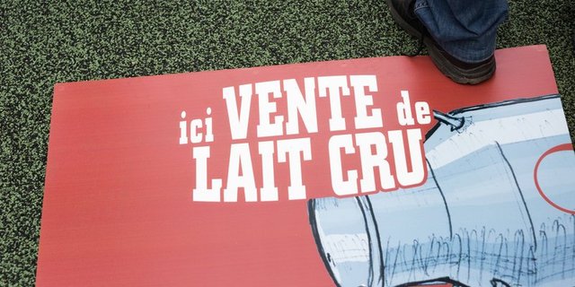 Eine Werbeplakat für den Rohmilchverkauf, das an einer Uniterre-Aktion zum Einsatz kam.