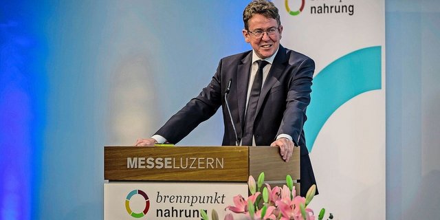 Bundesrat Albert Rösti hatte thematisch eine «Carte blanche» und konnte referieren, worüber er wollte. Er entschied sich dafür, dem Detailhandel sanft Dampf zu machen.