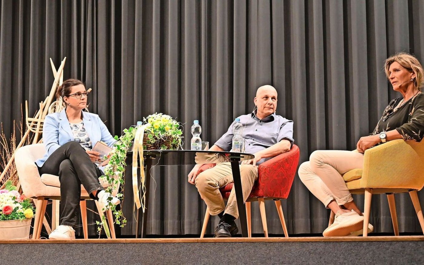 Einfühlsam entlockt Nicole Reusser (v. l. n. r.), Andreas Neugebauer und Evelyne Binsack persönliches aus deren Leben. Dabei wird gelacht, aber auch ein paar Tränen vergossen. 