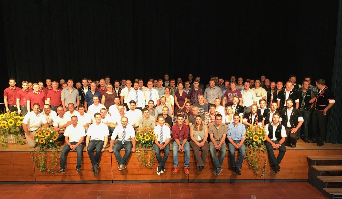 Alle neuen Meisterinnen und Meister posieren für ein Foto. (Bild Adrian Krebs)