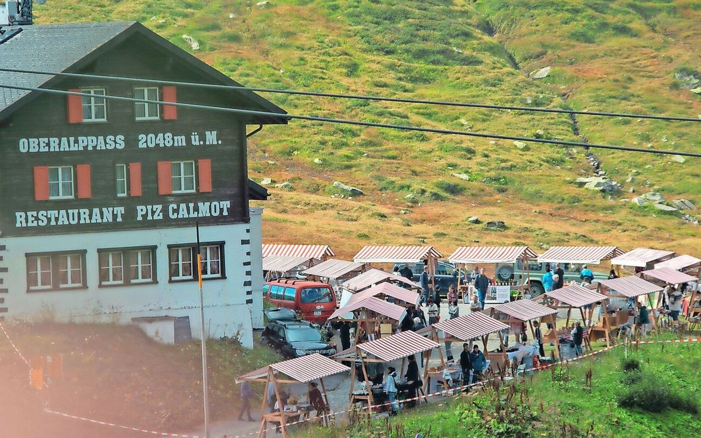 Bis in den September hinein führt Alpinavera Passmärkte durch. Gestartet wird am Sonntag, 7. Juli, auf dem Oberalppass – sofern das Wetter mitspielt. Die Information, ob der Markt stattfindet oder nicht, wird jeweils am Freitag vor dem Markt auf der Alpinavera-Website bekanntgegeben. 
