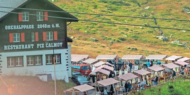 Bis in den September hinein führt Alpinavera Passmärkte durch. Gestartet wird am Sonntag, 7. Juli, auf dem Oberalppass – sofern das Wetter mitspielt. Die Information, ob der Markt stattfindet oder nicht, wird jeweils am Freitag vor dem Markt auf der Alpinavera-Website bekanntgegeben. 