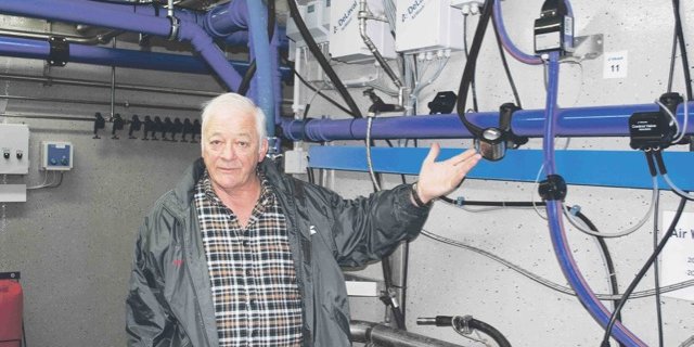 Robert Hess zeigt auf einen Pulsator. Die neuen Geräte wurden wieder durch die alten ersetzt. Das Ergebnis: kein besseres Melken. (Bild Peter Fankhauser)