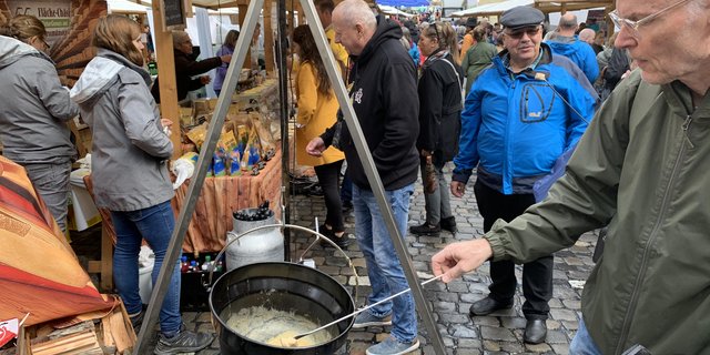 Diskutieren und degustieren war am Cheese-Festival gefragt, so auch von Fondue. (Bild js)