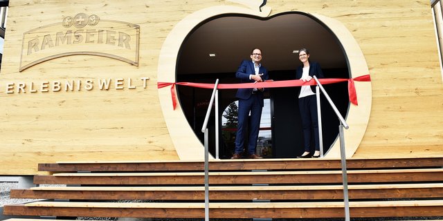 Ramseier-CEO Christoph Richli und Ladina Aregger, Gemeinderätin von Oberkirch LU, eröffnen die Erlebniswelt für die Öffentlichkeit. (Bilder zVg)