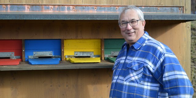 Beat König ist im Herzen Landwirt, hat als Imker aber auch ein Herz für die Bienen. (Bilder asa)