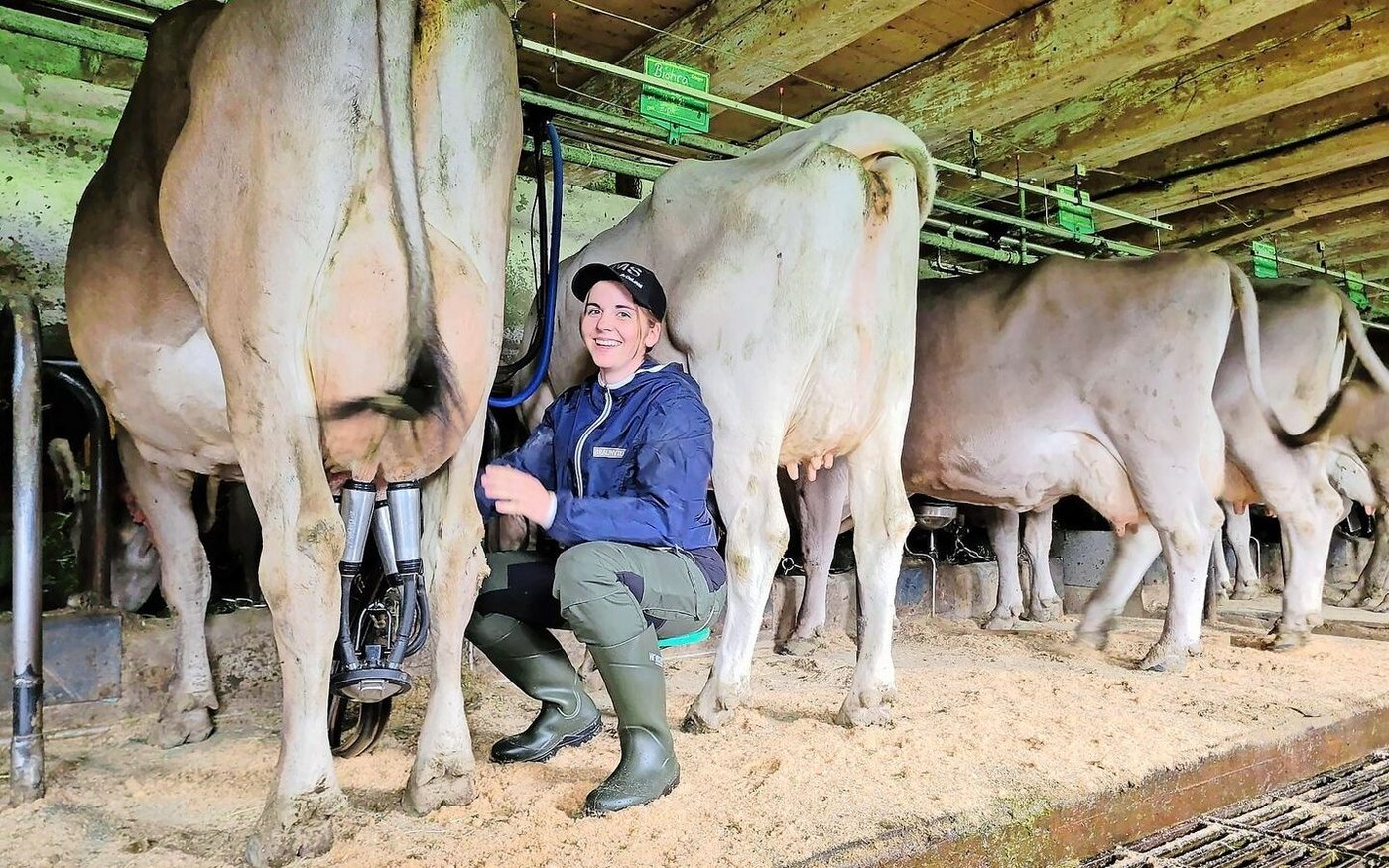 Larina Bühlmann fühlt sich im Stall am wohlsten. Später einmal möchte sie einen Milchwirtschaftsbetrieb mit eigener Braunviehherde führen.  