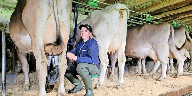 Larina Bühlmann fühlt sich im Stall am wohlsten. Später einmal möchte sie einen Milchwirtschaftsbetrieb mit eigener Braunviehherde führen.  