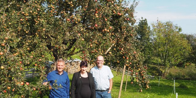 Pierre Coulin (l.), Geschäftsführer von Hochstamm Suisse, und SBV-Präsident Markus Ritter umrahmen Christine Badertscher,  Co-Präsidentin von Hochstamm Suisse und Grüne Nationalrätin. (Bild: Christian Weber)