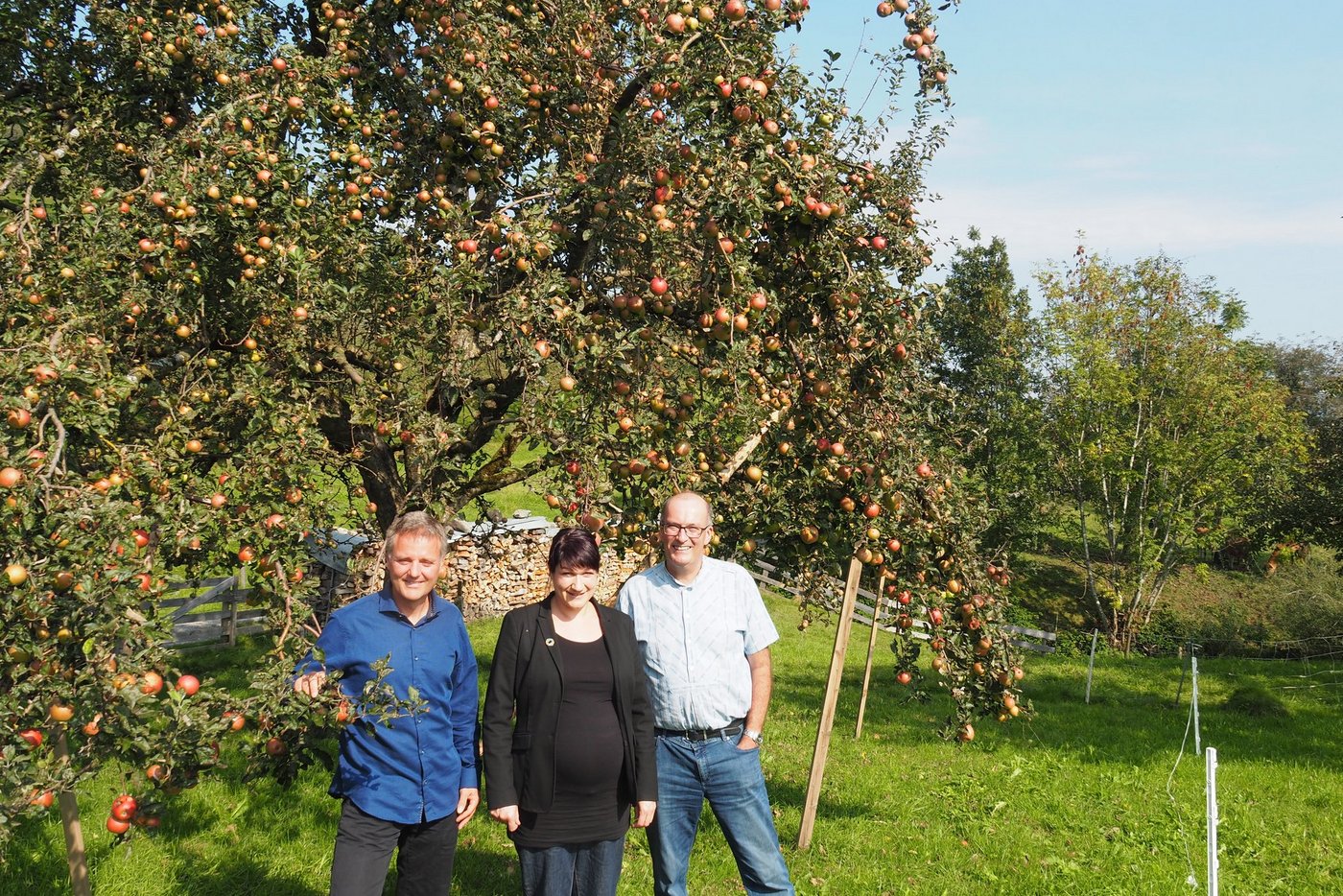 Pierre Coulin (l.), Geschäftsführer von Hochstamm Suisse, und SBV-Präsident Markus Ritter umrahmen Christine Badertscher,  Co-Präsidentin von Hochstamm Suisse und Grüne Nationalrätin. (Bild: Christian Weber)
