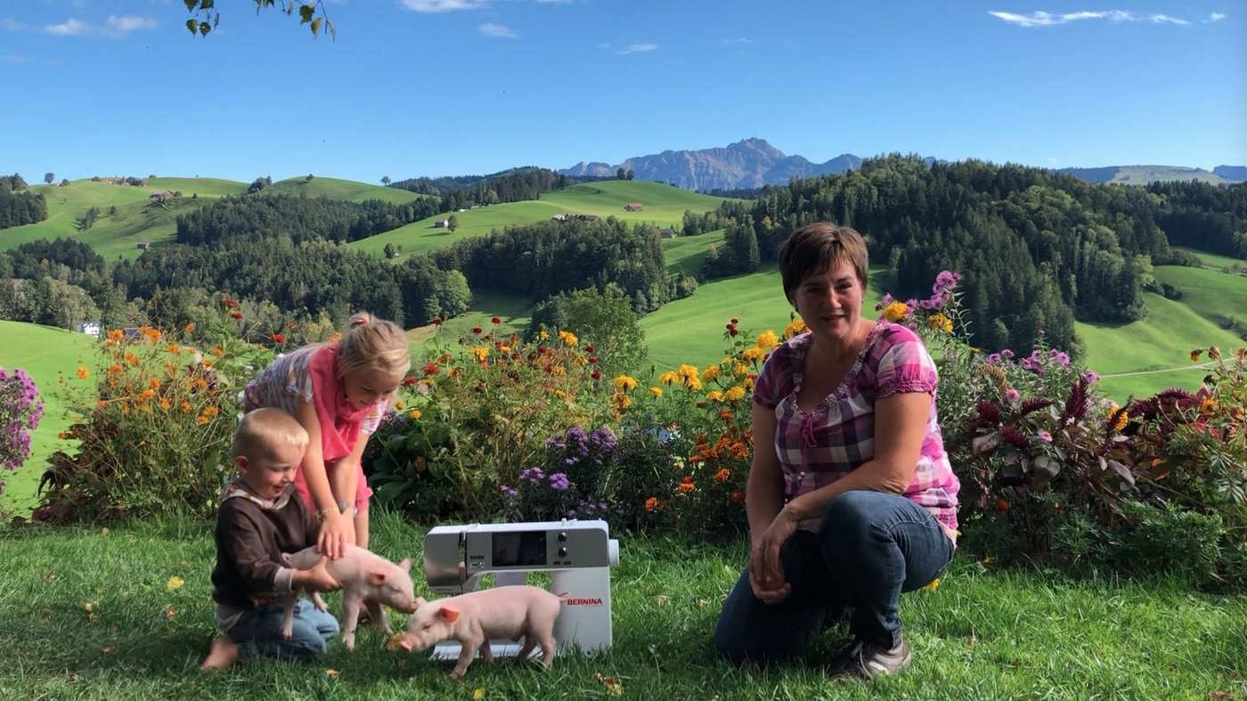 Bäuerin Tamara Züst (rechts) stellt mit ihren Kindern Roman und Nadja nochmals das Siegerbild mit den Säuli nach. Im Hintergrund sieht man sogar noch den Säntis. (Videostill/Video Jasmine Baumann)