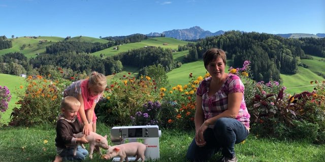 Bäuerin Tamara Züst (rechts) stellt mit ihren Kindern Roman und Nadja nochmals das Siegerbild mit den Säuli nach. Im Hintergrund sieht man sogar noch den Säntis. (Videostill/Video Jasmine Baumann)