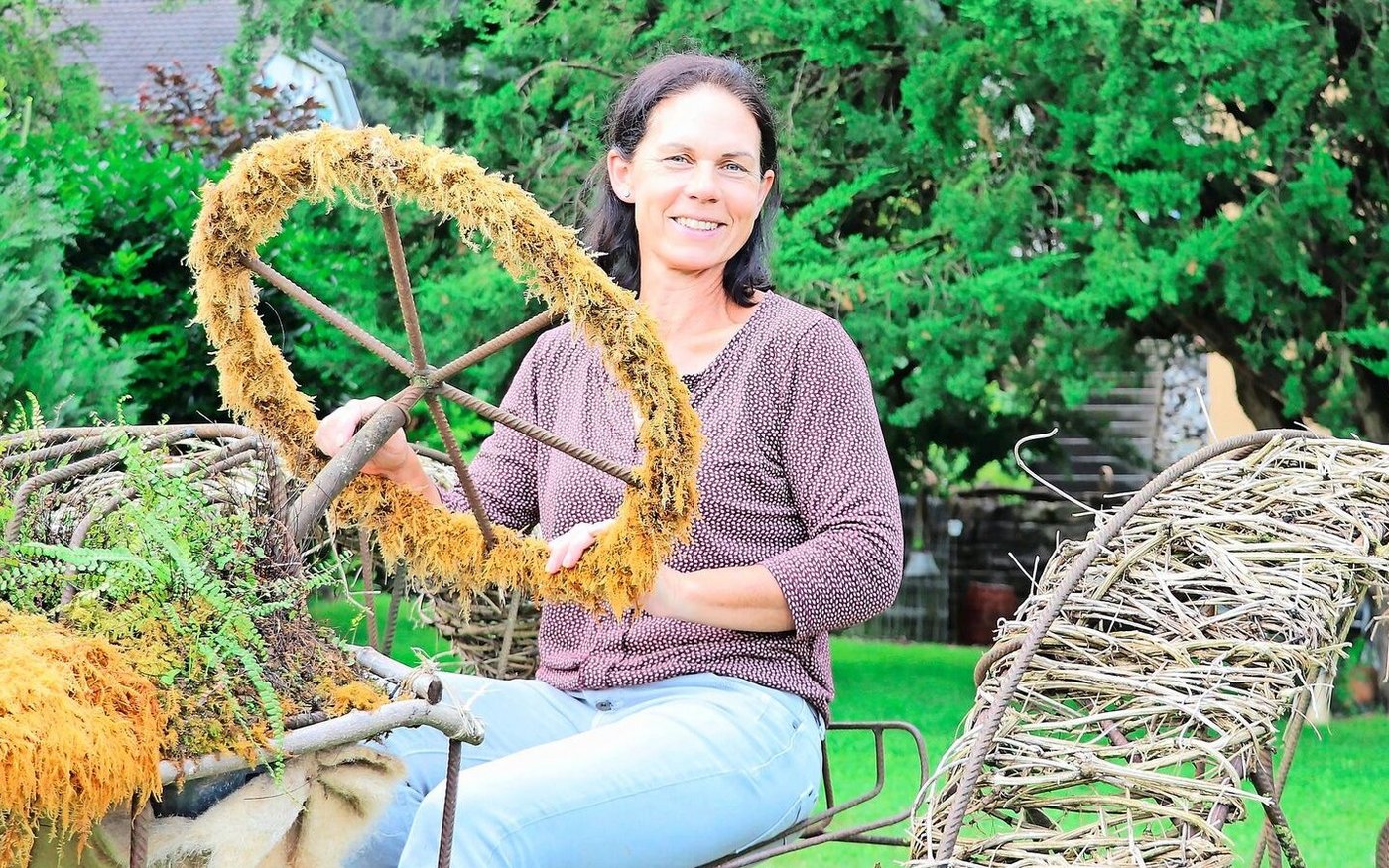 Nicole Leuppi freut sich auf die Oldtimer. Sie sitzt hinter dem Steuerrad eines Modelltraktors aus pflanzengeschmückten Armierungseisen, den ihr Onkel zu Werbezwecken für den Anlass gebaut hat.
