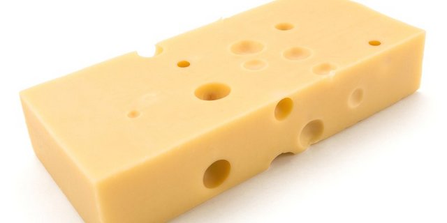 Emmentaler Käse wird aus Rohmilch gemacht und soll damit zusätzlich gesund und für eine ausgewogene Darmflora nützlich sein. (Bild Fotolia)