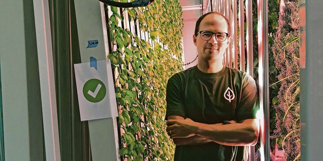 Christian Gerig betreibt seit Mai 2021 eine Vertical Farm, in der er vor allem Basilikum produziert. Potenzial sieht er im Medizinal- und im Phytopharmabereich. 