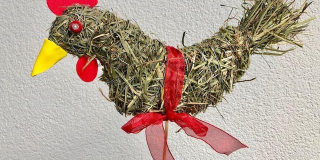 Ein Heuhuhn ist nicht nur für Ostern eine hübsche Dekoration, es duftet auch noch fein. (Bilder et)
