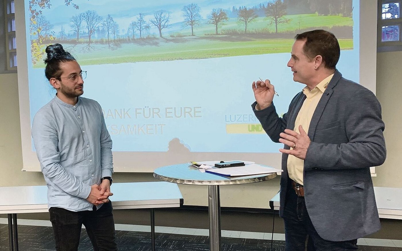 Bauernpräsident Markus Kretz (r.) in konstruktivem Dialog mit SP-Kantonsrat Hasan Candan über die Massentierhaltungs-Initiative und die Zukunft der Luzerner Landwirtschaft. 