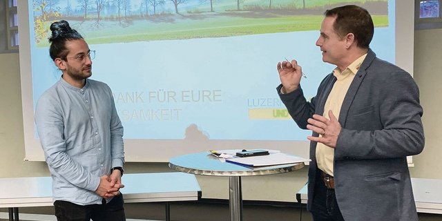 Bauernpräsident Markus Kretz (r.) in konstruktivem Dialog mit SP-Kantonsrat Hasan Candan über die Massentierhaltungs-Initiative und die Zukunft der Luzerner Landwirtschaft. 