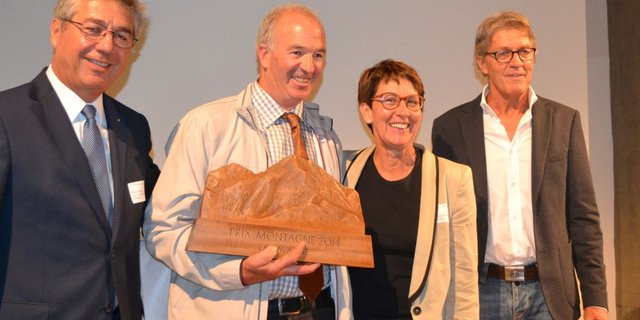 Berghilfe-Präsident Willy Gehriger (links) mit den Gewinnern und Jurypräsident Bernhard Russi. (Bild: jw)