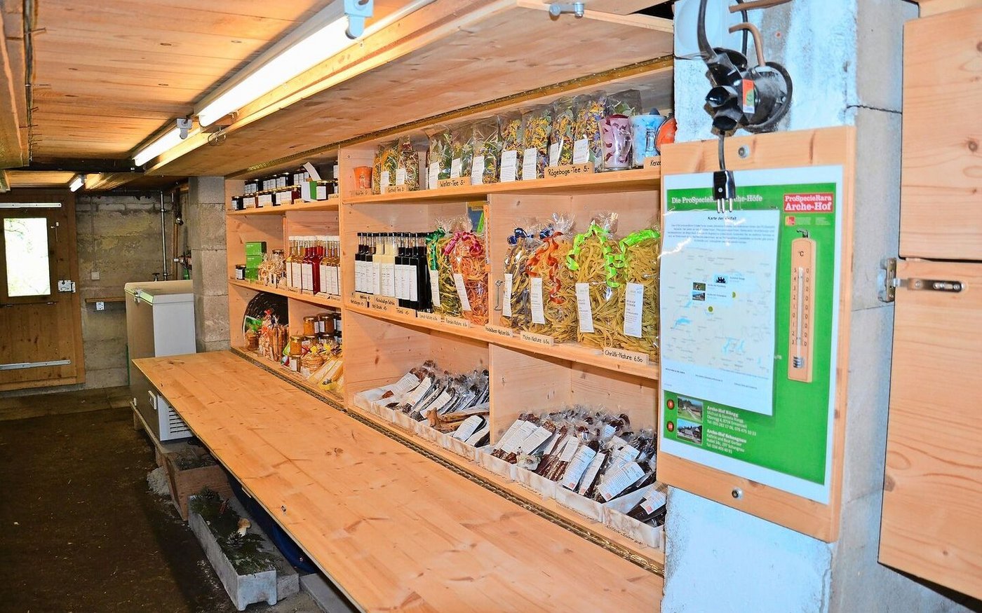 Im langen, schmalen Hofladen im Keller des alten Bauernhauses wird eine breite Produktpalette sorgfältig präsentiert.
