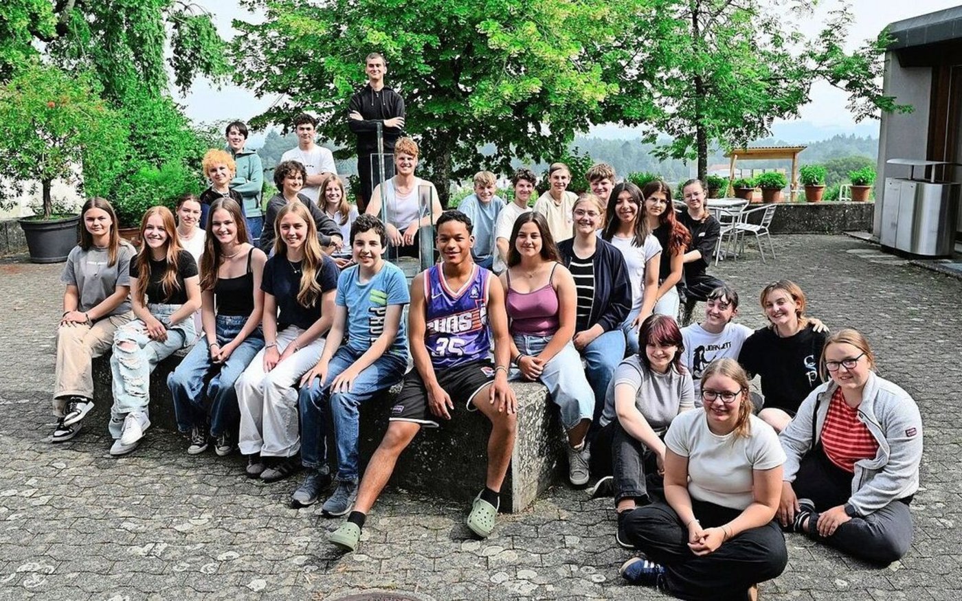 Die Jugendlichen haben an der Abschlussfeier ihres erfolgreich gemeisterten Zwischenjahres Grund zur Freude. Sie nehmen ein gestärktes Selbstvertrauen mit in die Berufswelt.