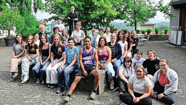 Die Jugendlichen haben an der Abschlussfeier ihres erfolgreich gemeisterten Zwischenjahres Grund zur Freude. Sie nehmen ein gestärktes Selbstvertrauen mit in die Berufswelt.