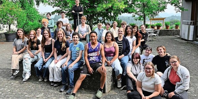 Die Jugendlichen haben an der Abschlussfeier ihres erfolgreich gemeisterten Zwischenjahres Grund zur Freude. Sie nehmen ein gestärktes Selbstvertrauen mit in die Berufswelt.