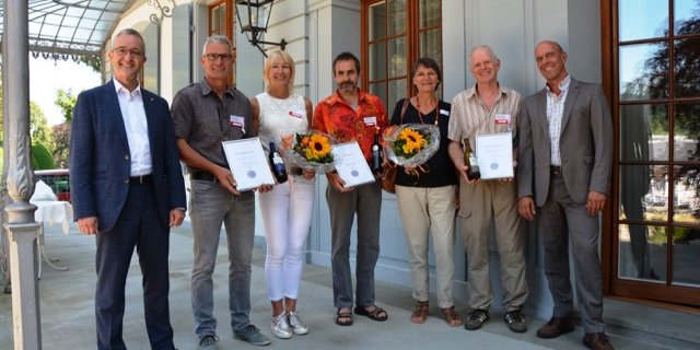 Regierungsrat Thomas Weber, die Sieger: Peter und Andrea Strübin (Maisprach), Ueli Bänninger (Aesch), Ruth und Claude Chiquet (Ormalingen) sowie Lukas Kilcher, Leiter Ebenrain (von links). (Bild zVg)