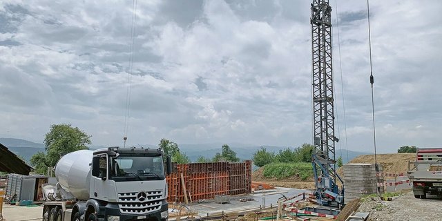 Betonmischer auf einer Baustelle. Beton ist der meistverwendete Baustoff, bei der Herstellung wird viel CO2 ausgestossen. Nun soll es davon eine klimaneutrale Version geben.  