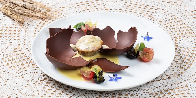 Die sich selbstöffnende Schokokugel von Anita Mosimann zum Dessert war unbestritten eines der Highlights für uns auf der Redaktion. (Bild SRF/Ueli Christioffel)