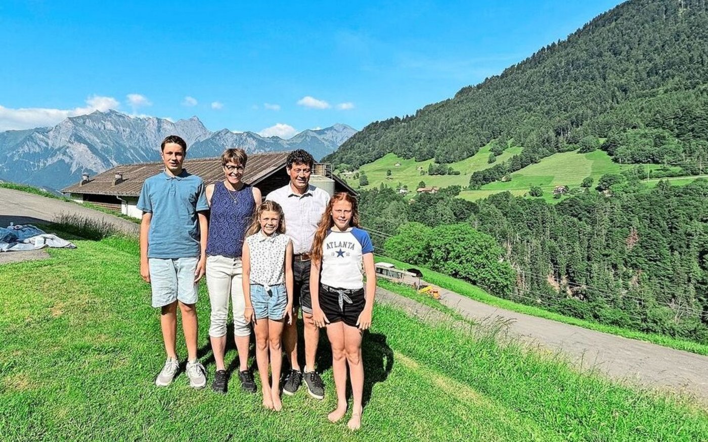 Familie Thomann mit Sohn Pascal, Ehefrau Sandra, Tochter Jasmin, Ruedi und Tochter Nadine (v. l.) auf ihrem Hof in Valens. Jetzt im Sommer sind sie fast durchgehend am Heuen, im Winter aber oft an Skirennen anzutreffen.  