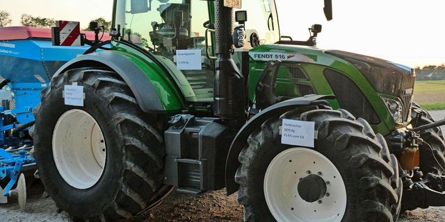 Markus Koller beschriftete die Achsgewichte am Traktor. Die Gewichtsverteilung hängt auch vom Anbaugerät ab. 