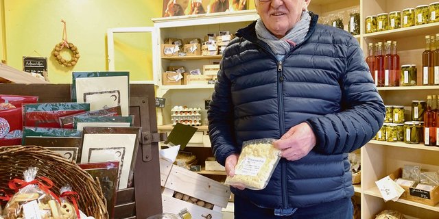Fritz Müller im Hofladen Hermolingen. Stolz präsentiert er seine selbst gemachten «Knöpfli von Fritz». Die stellt er fast wöchentlich frisch her, ohne fremde Zutaten, wie er betont. (Bilder Josef Scherer)