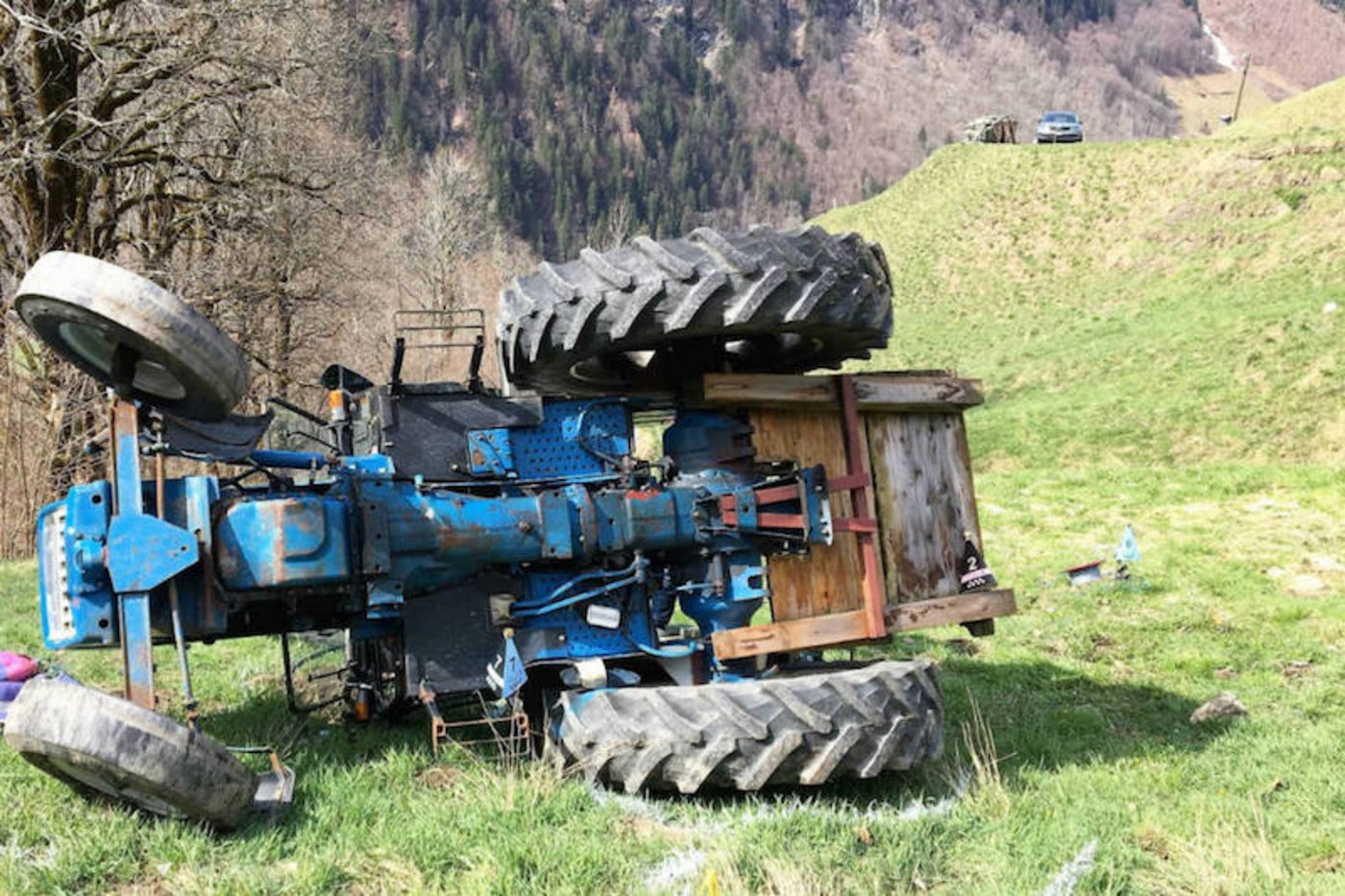 Der Lenker verlor sein leben. (Bildquelle: Kantonspolizei Glarus) 