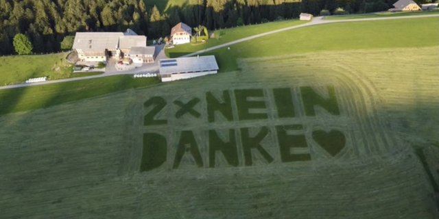 Abstimmungswerbung mit Dank: Der Entlebucher Landwirt Thomas Gerber aus Wiggen hat beim Heumähen in Marbach auch noch ein bisschen Politik betrieben. (Bild Screenshot)